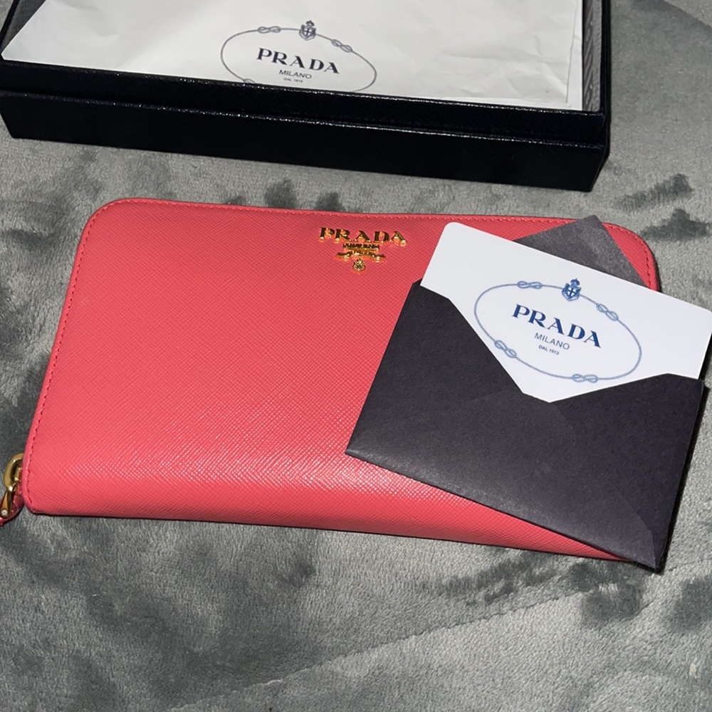 Preloved Prada wallet, excellent condition. Ask any questions.. - Picture 10 of 11
